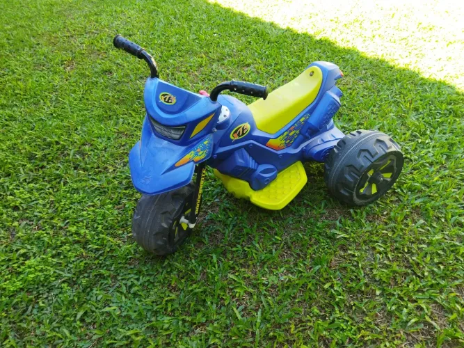 Moto elétrica infantil.