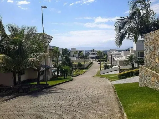 VENDO LINDO TERRENO DE 700 M² DE ÁREA TOTAL EM CONDOMÍNIO FECHADO NO CÓRREGO GRANDE EM FLO
