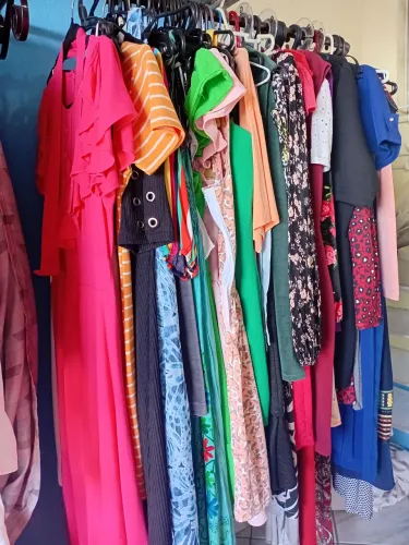 Lote de 60 vestidos para brechó
