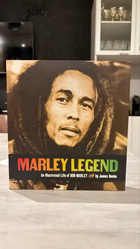 Marley Legend: An Illustrated Life of Bob Marley [With CD] Edição Inglês