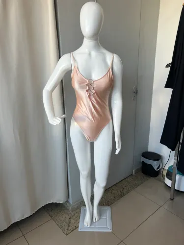 Manequim feminino pose novo