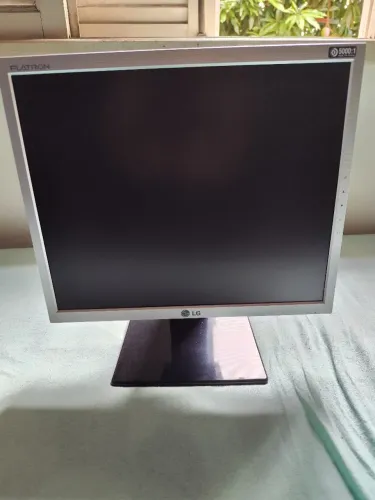 Monitor funcionando perfeitamente - acompanha cabos