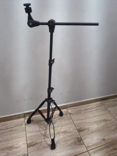 Pedestal de pratos de bateria RMV robusta.