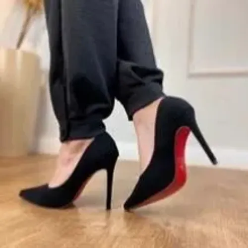Scarpin camurça com solado vermelho