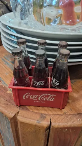 Coleção Antiga de Miniaturas Garrafas e Engradados da Coca-Cola