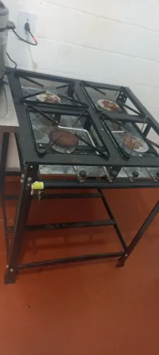 Fogão industrial de 4 bocas funcionando perfeitamente 
