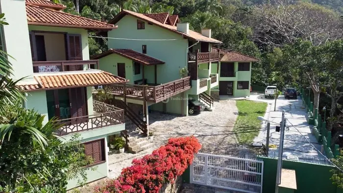 Linda pousada localizada em meio a Mata Atlântica e a 130 metros da Praia da Solidão - Pân