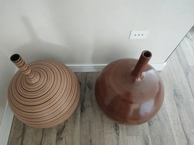2 Vasos redondos de cerâmica grande . Base mede 50cm x 50cm,  80cm de altura