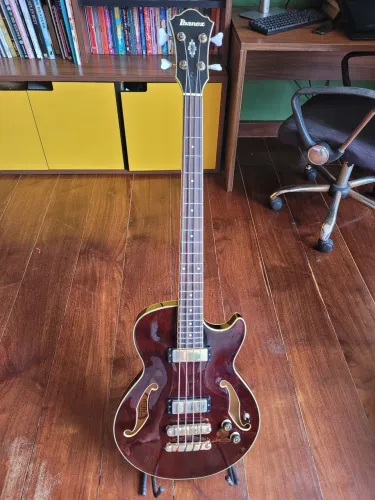 Baixo Semi acústico Ibanez AGB 200