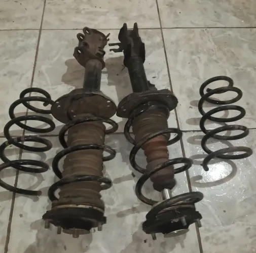Amortecedor dianteiro Fiat Punto com coxim e molas cortadas.