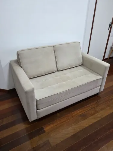 Sofá-cama seminovo em veludo bege claro p/ 2 pessoas perfeito estado - Retirada em Diadema