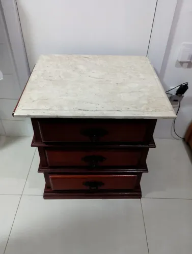 Mesinha de cabeceira tampo de mármore pedra Bahia.