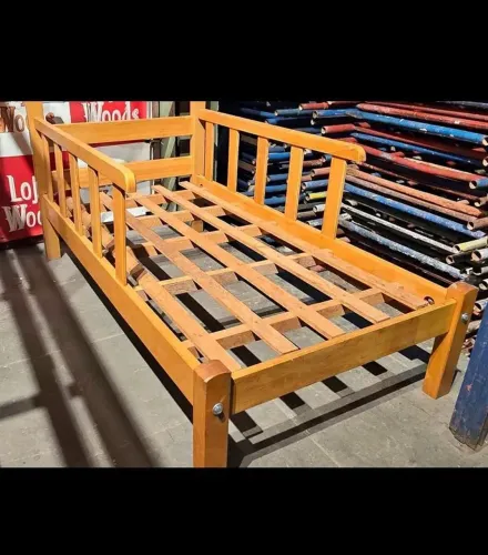 Vende-se Mini Cama de Madeira