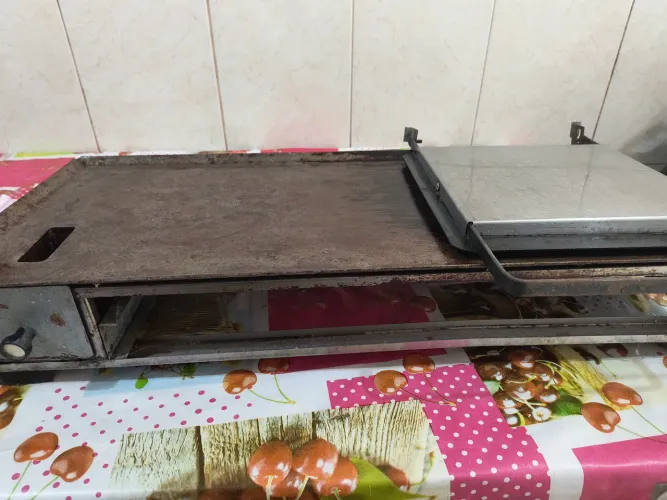 VENDE-SE **CHAPA DE LANCHES PROFISSIONAL - OPORTUNIDADE PRA VENDER RÁPIDO!
