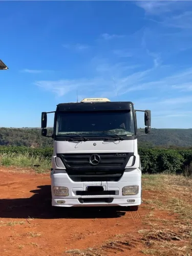 Caminhão Mercedes Axor à venda
