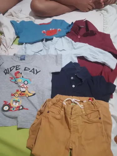 Lote de roupas infantis