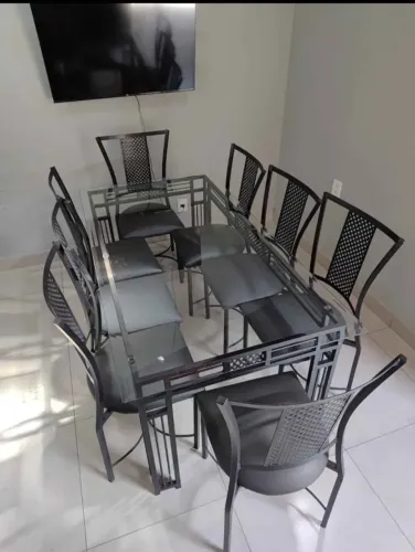 Mesa de jantar de ferro com tampo de vidro 8 lugares.