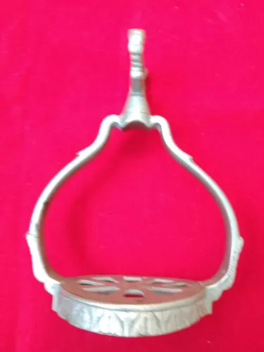 Antigo  estribo (Somente um) em alpaca marca Coqueiro  Sholberg,  peça de decoração. 