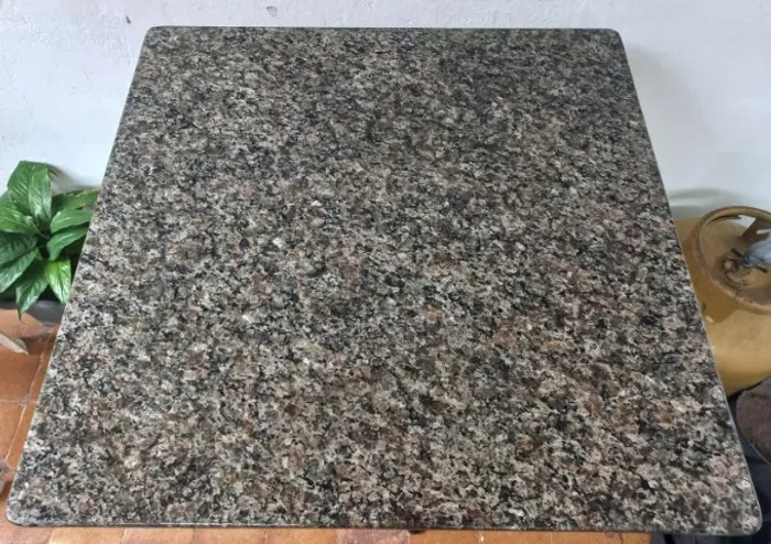 Placa de Granito 76 x 76 cm - Excelente Estado