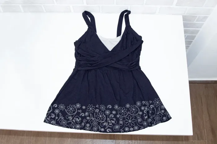 Bata preta regata com detalhe floral