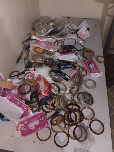 Lote de pulseiras e capinhas 