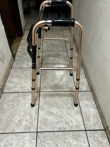 Andador em excelente estado, pouco uso e muito conservado 