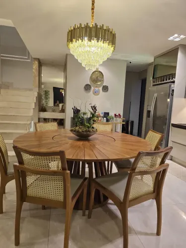 Vende-se Sobrado com Três quartos sendo uma suíte