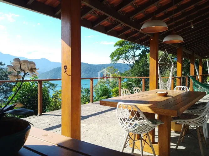 Casa mobiliada com 3 dormitórios sendo 1 suíte no bairro Praia Vermelha do Sul em Ubatuba.