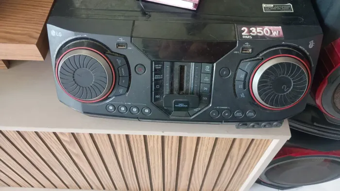 Essa potência 2350w RMS de som da LG