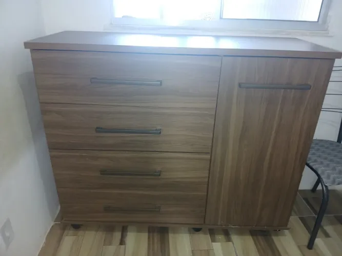 Cômoda 4 gavetas +1 porta