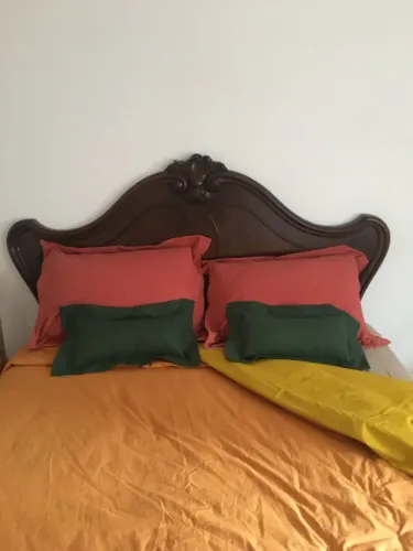 Cabeceira vintage em madeira maciça escura, estilo colonial (provavelmente imbuia)