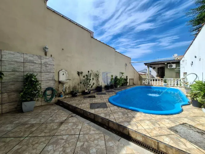 Duas casas (moradia familiar ou renda) no bairro Vila Áurea, Poá/SP; 3 quartos; 2 vagas.