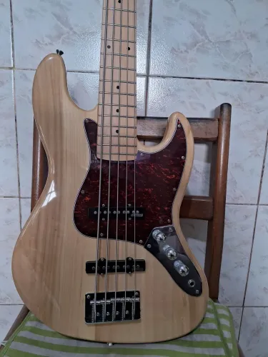 Baixo seven 5 cordas com upgrade de capitadores e tarraxas 