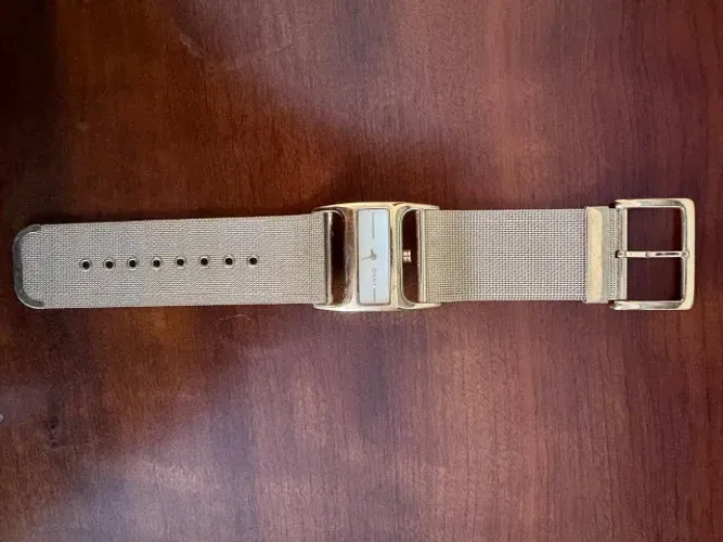 Relógio Feminino DKNY Dourado - Design Retangular Slim (Original)