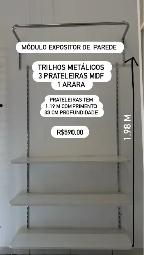 Módulo expositor de parede com prateleira e arara