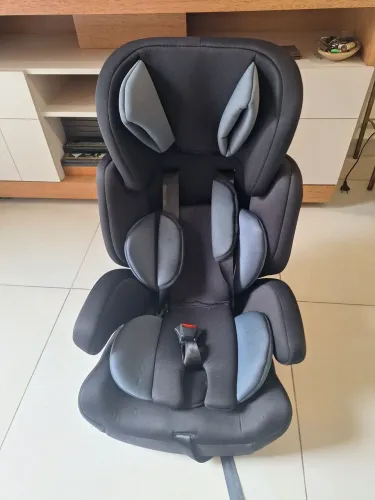 Cadeirinha de infantil para carro.