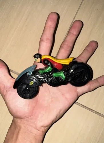 Boneco Robin na Motocicleta Liga da Justiça McDonald's 2016