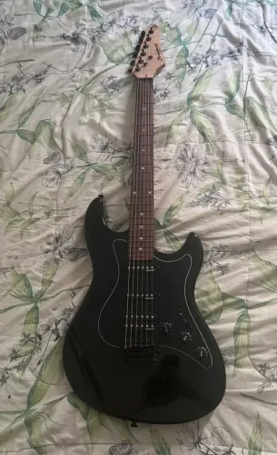 Guitarra e caixa amplificadora