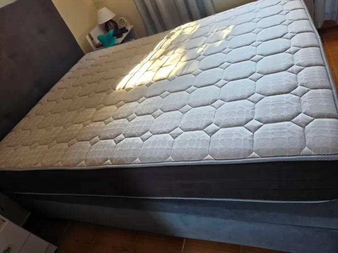 Vendo colchão Ortobom com menos de 2 anos de uso.