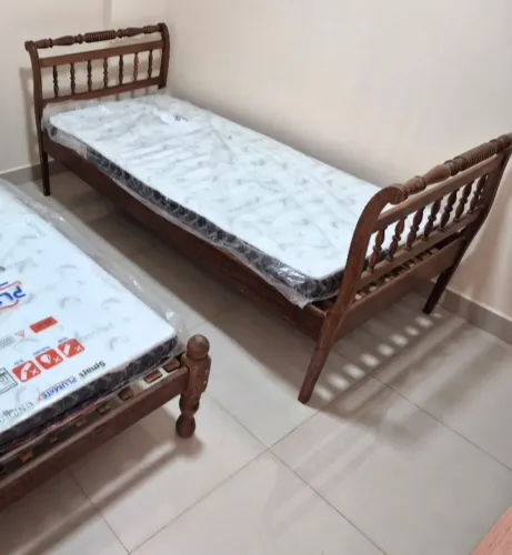 CAMA DE MADEIRA COM O COLCHÃO SEMI-NOVO