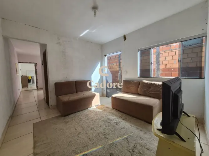 Casa à venda no Jardim Holanda com 2/4 e 02 vagas de garagem coberta