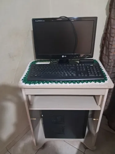 Troco por micro-ondas , ela vai acompanhando com a escrivaninha,  tem dois teclados 