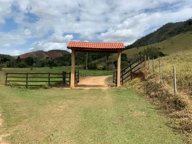 Fazenda/Sítio/Chácara para venda com 200 metros quadrados com 6 quartos