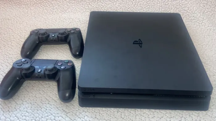 Ps4 1TB 2 controles