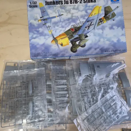 Kit (11) Plastico para montar 1:32 Scale Junkers Ju87B-2 Stuka 
