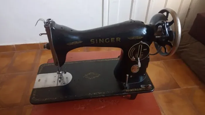 MÁQUINA DE COSTURA SINGER PRETINHA