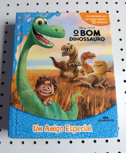 Livro capa dura o bom dinossauro da Disney com 11 brinquedos inclusos