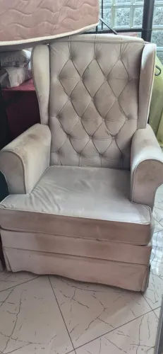 Poltrona de balanço muito confortável, de amamentar.