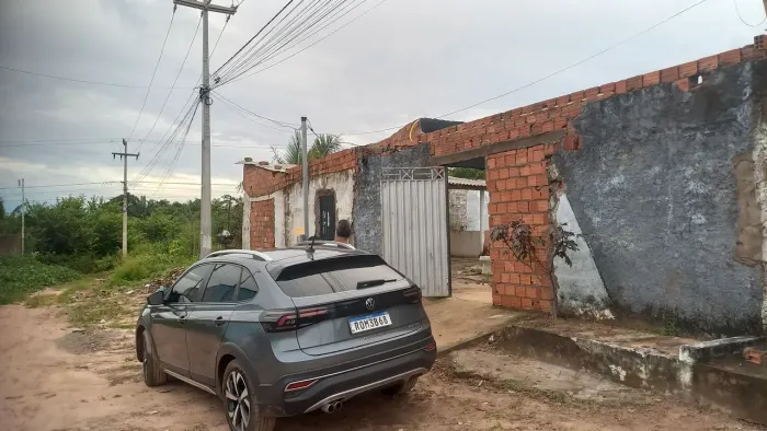 TERRENO TODO MURADO COM PISCINA