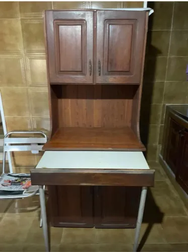 Armário com mesa embutida